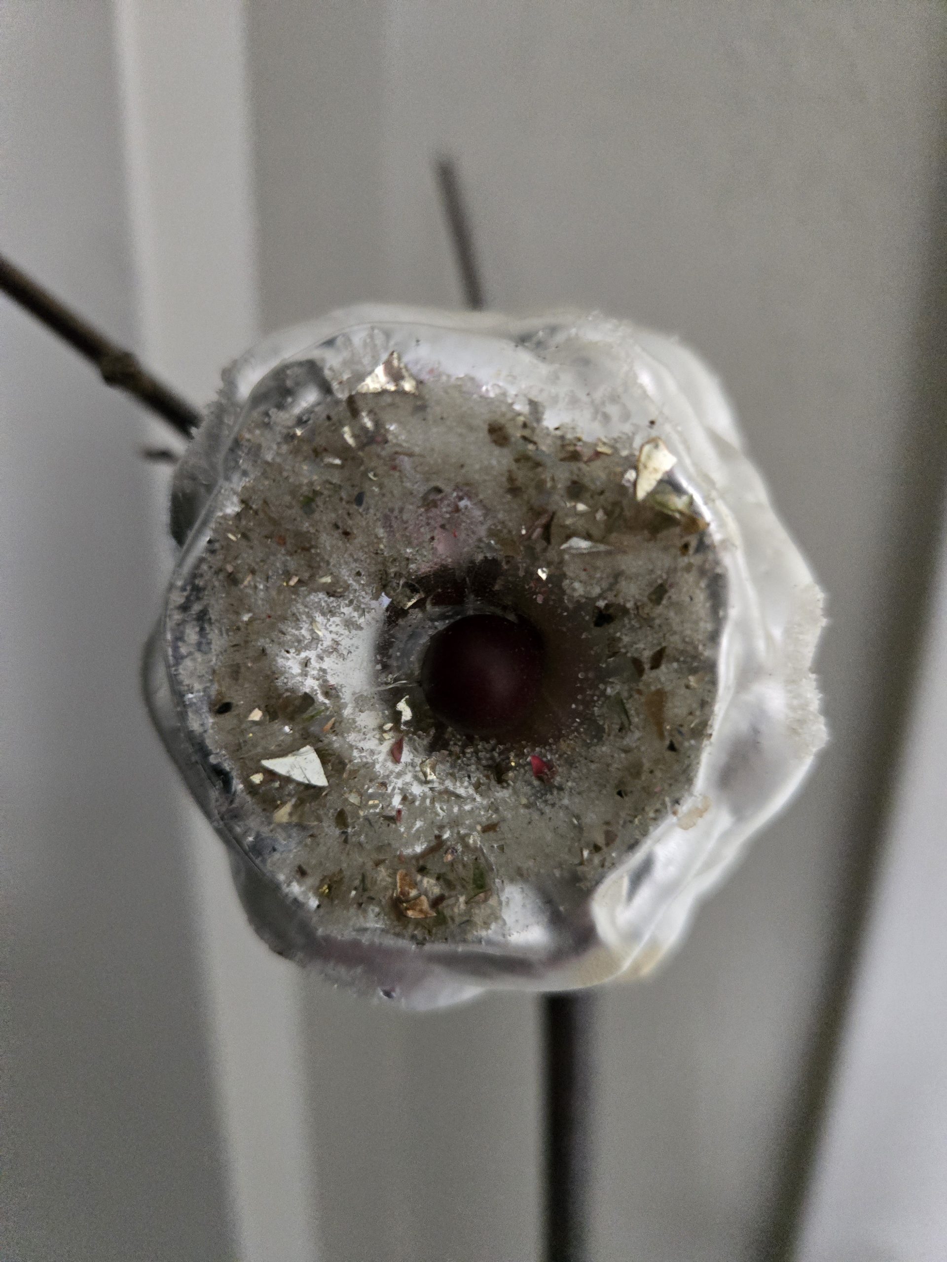 Lemur-Plastik vor einem Gemälde