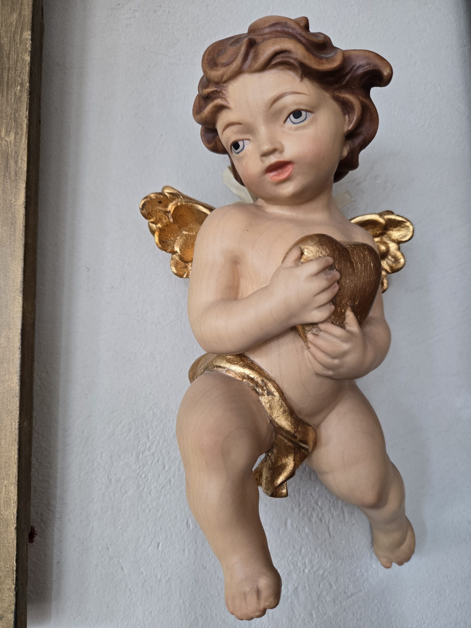 Lemur-Plastik vor einem Gemälde