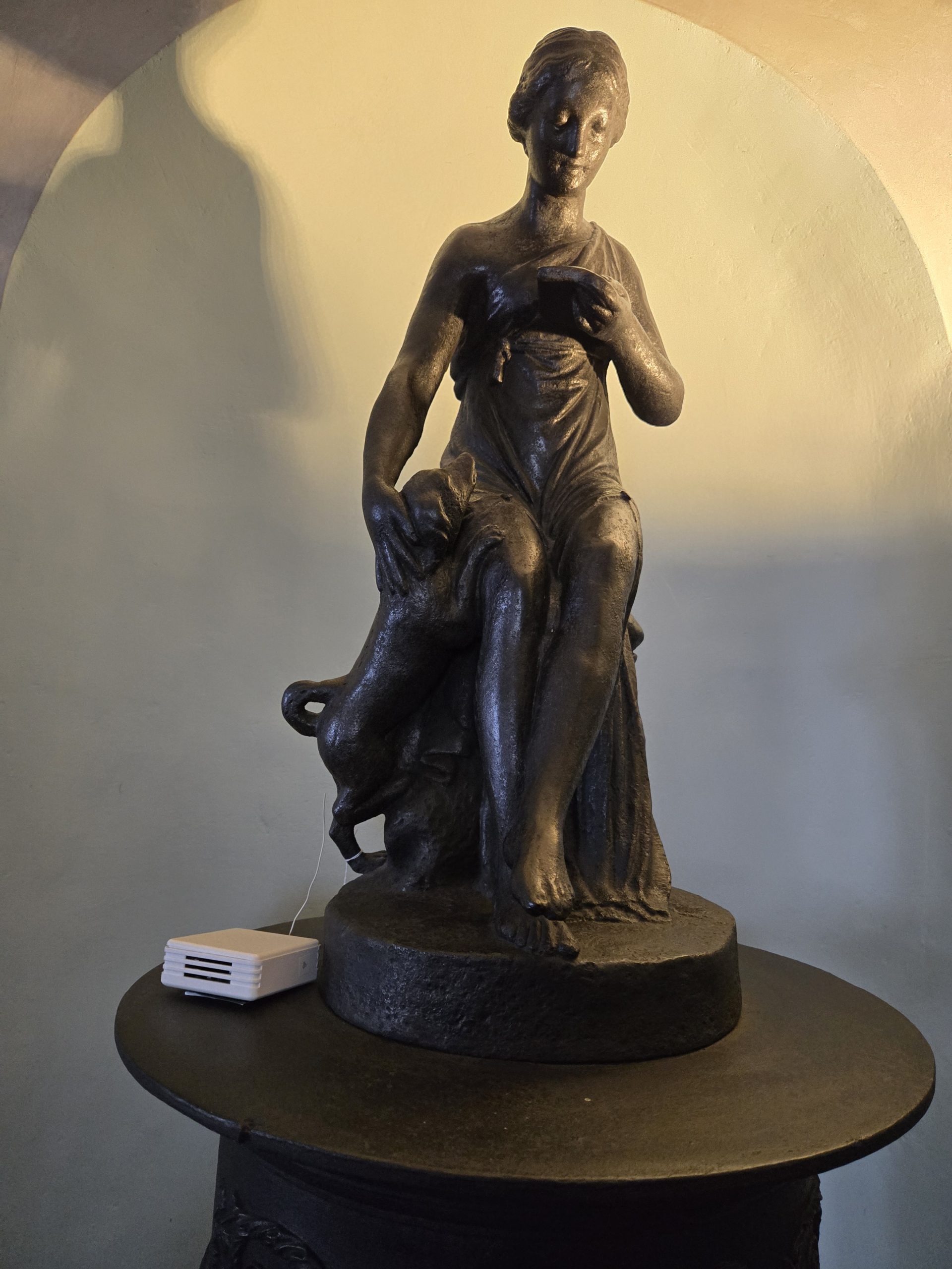 Lemur-Plastik vor einem Gemälde