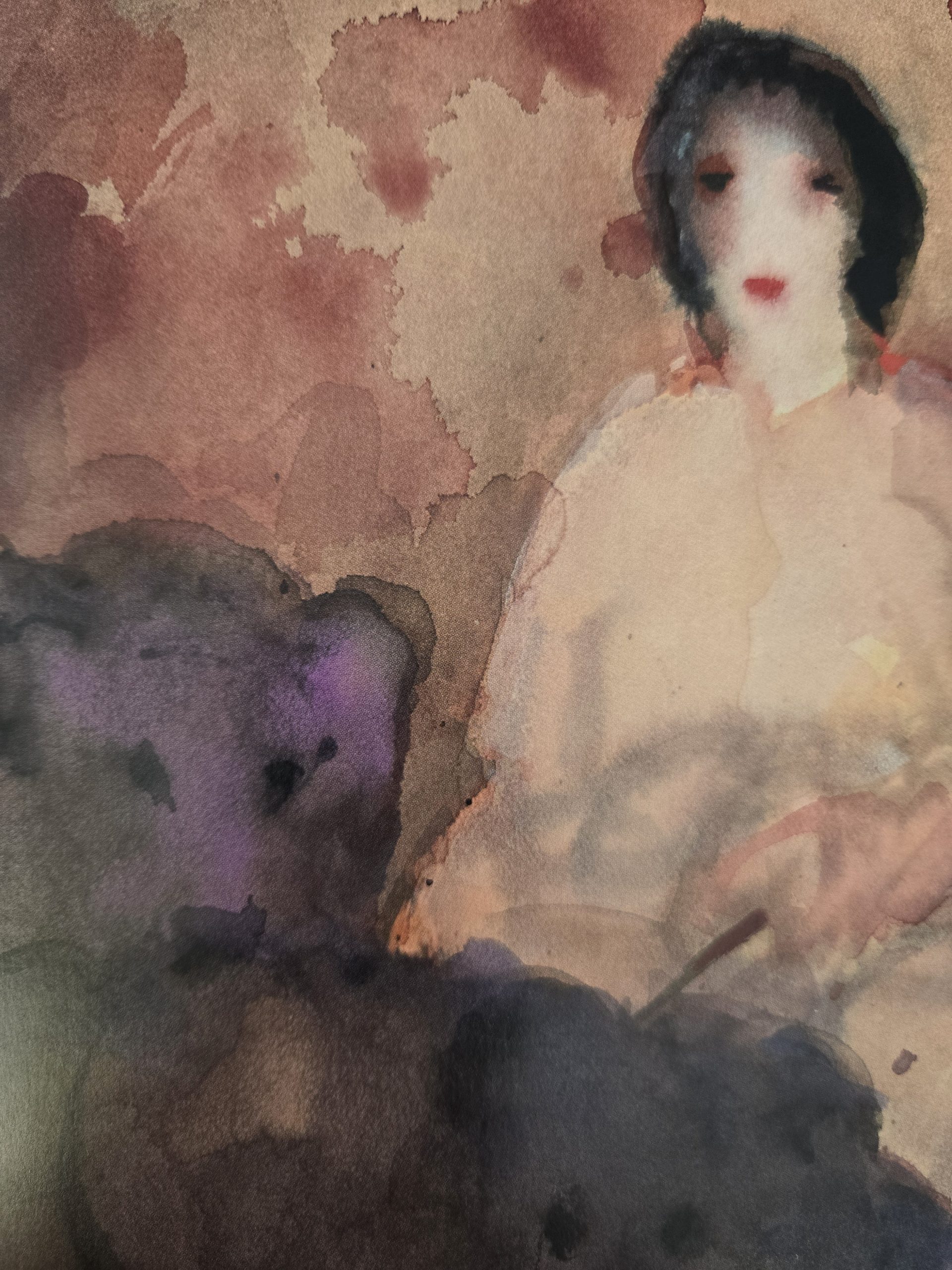 Lemur-Plastik vor einem Gemälde