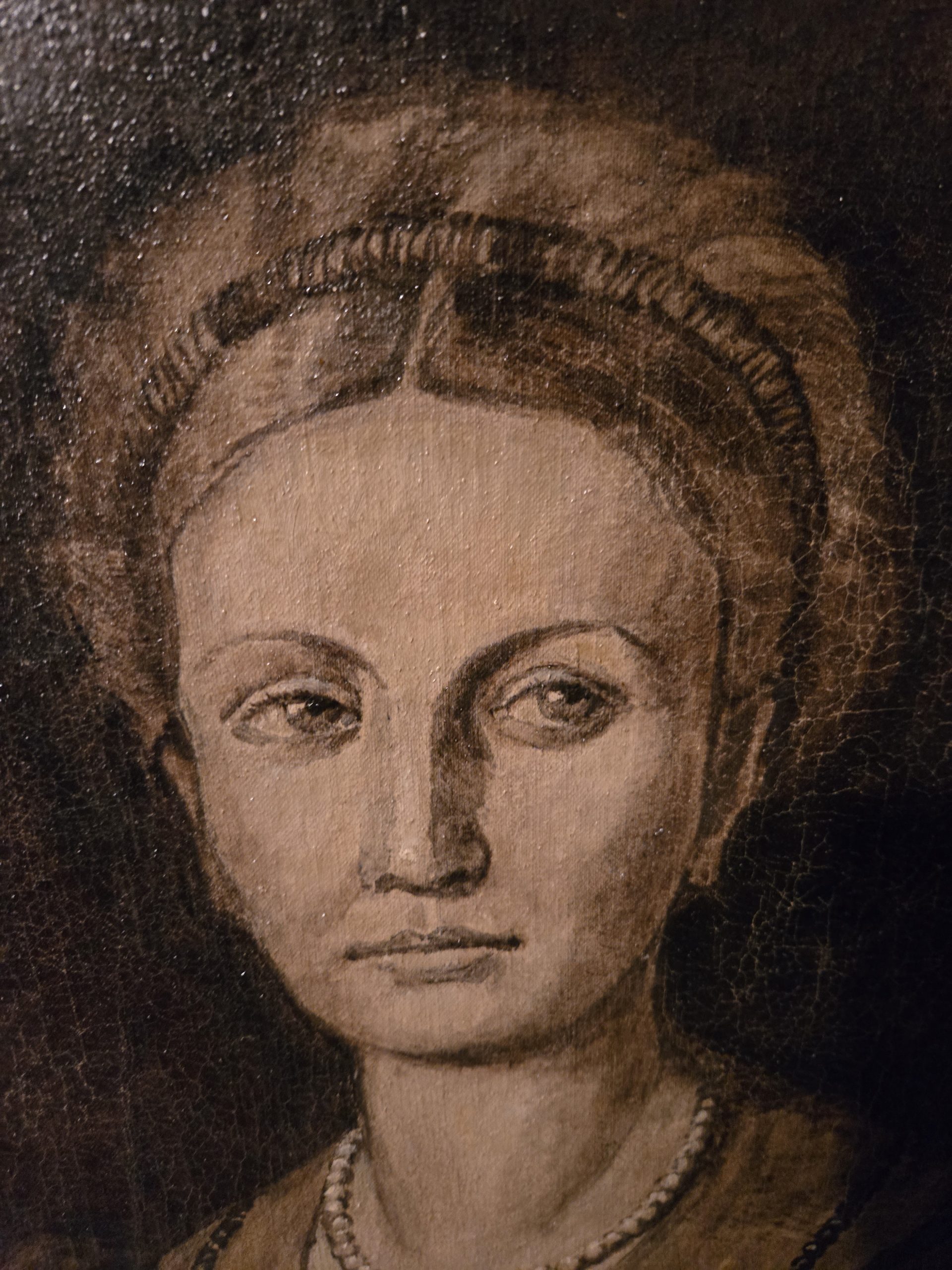 Lemur-Plastik vor einem Gemälde