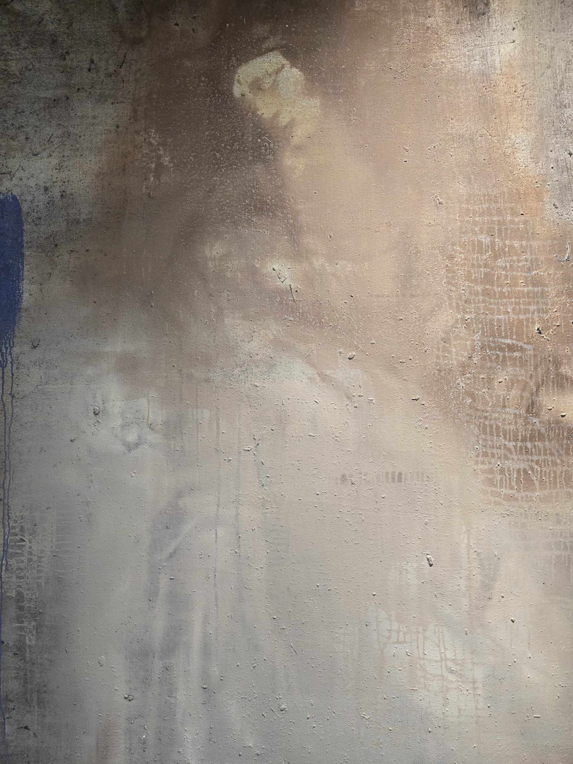 Lemur-Plastik vor einem Gemälde