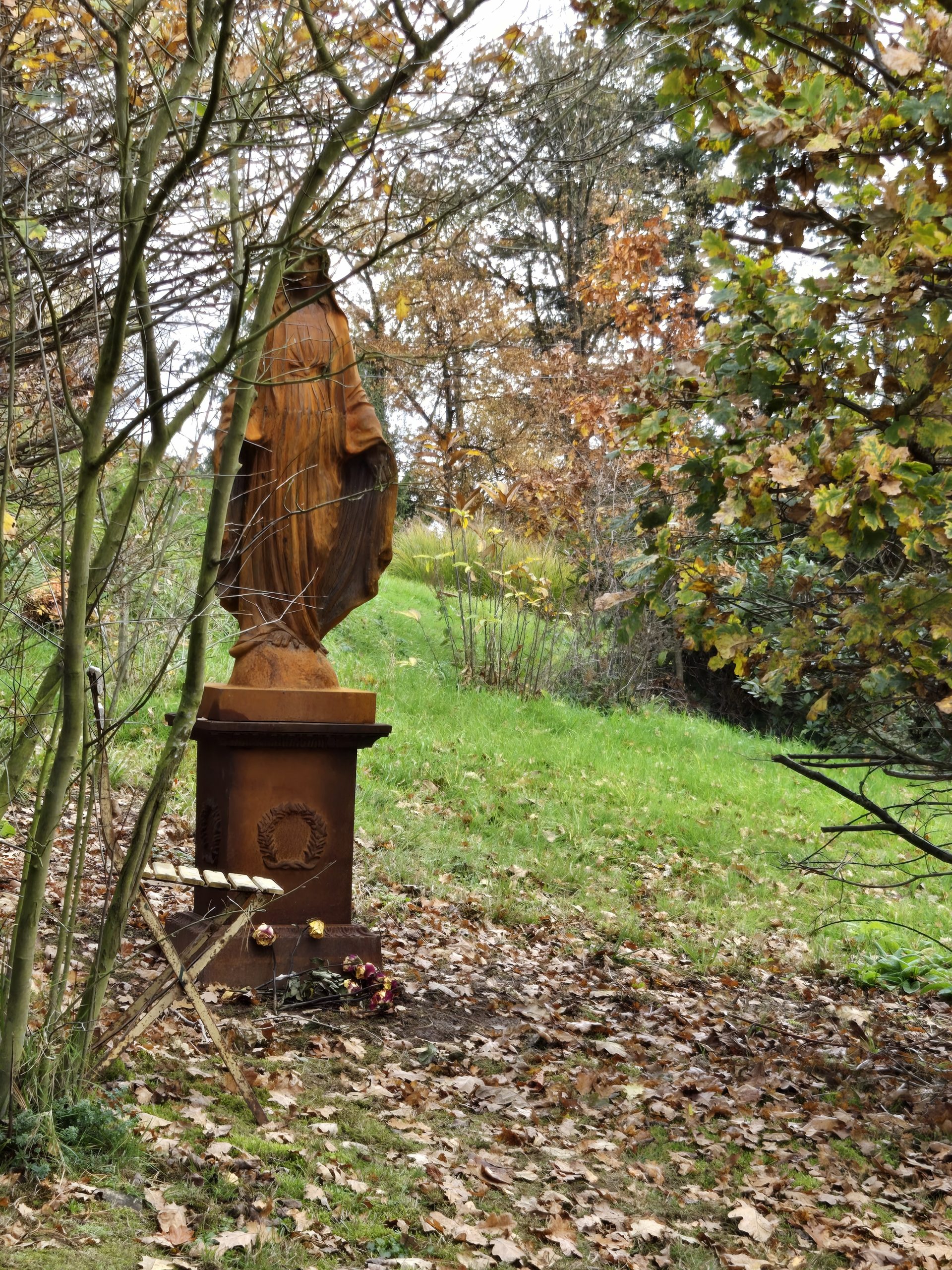 Weiße Pony Porzellanfigur vor einer kleinen Statue, Bild und Pusteblume 