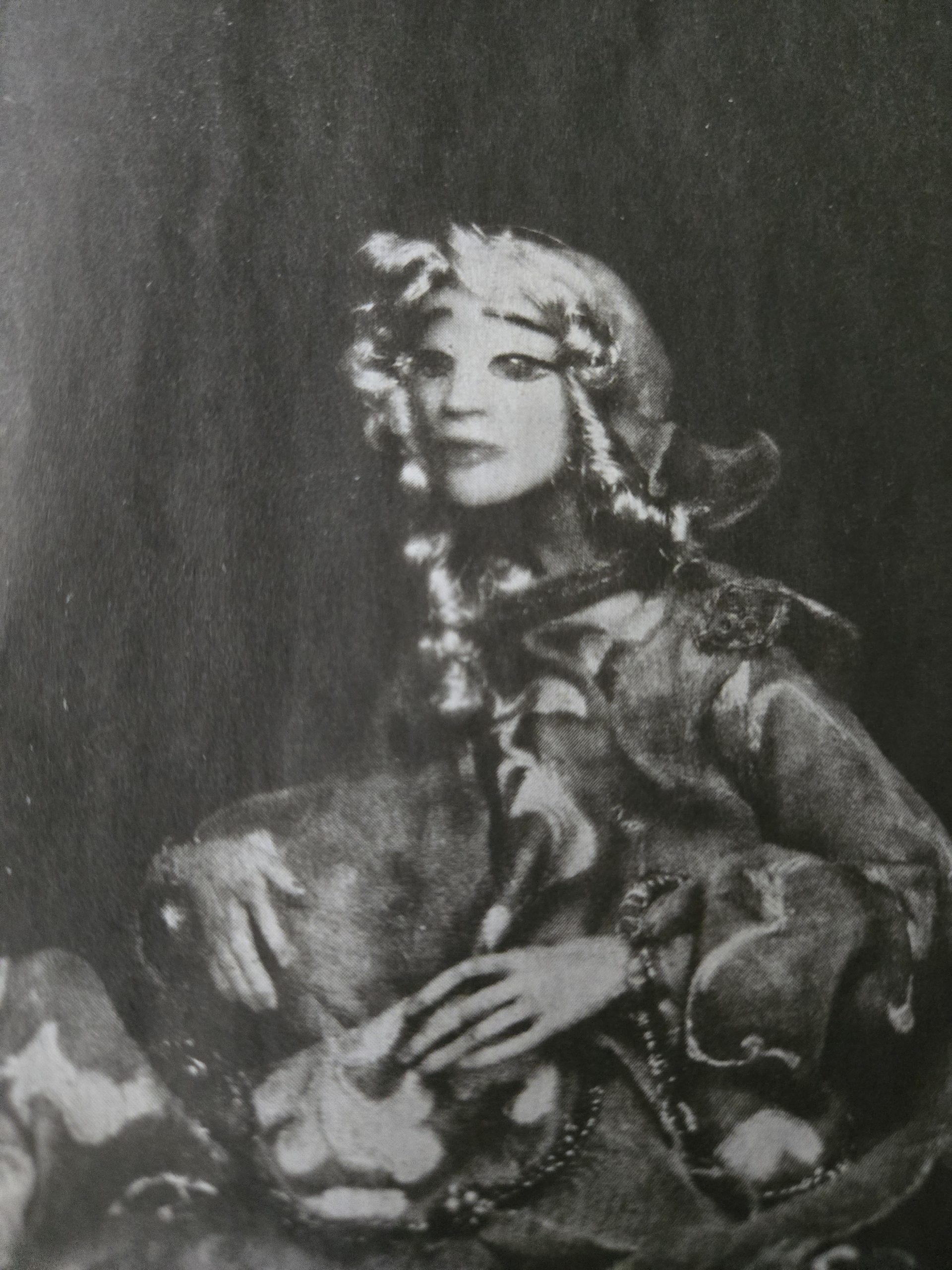 Weiße Pony Porzellanfigur vor einer kleinen Statue, Bild und Pusteblume 