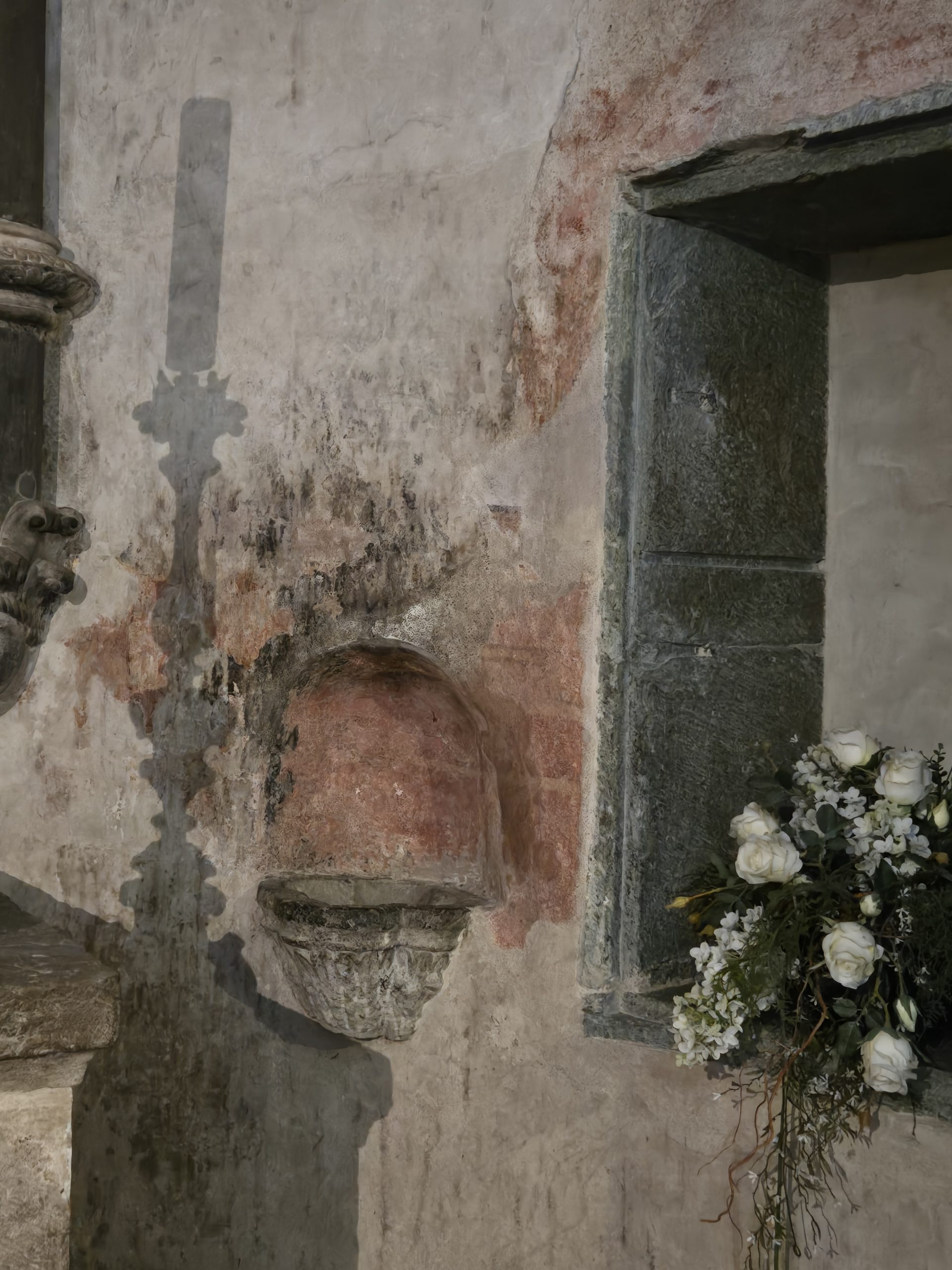 Weiße Pony Porzellanfigur vor einer kleinen Statue, Bild und Pusteblume 