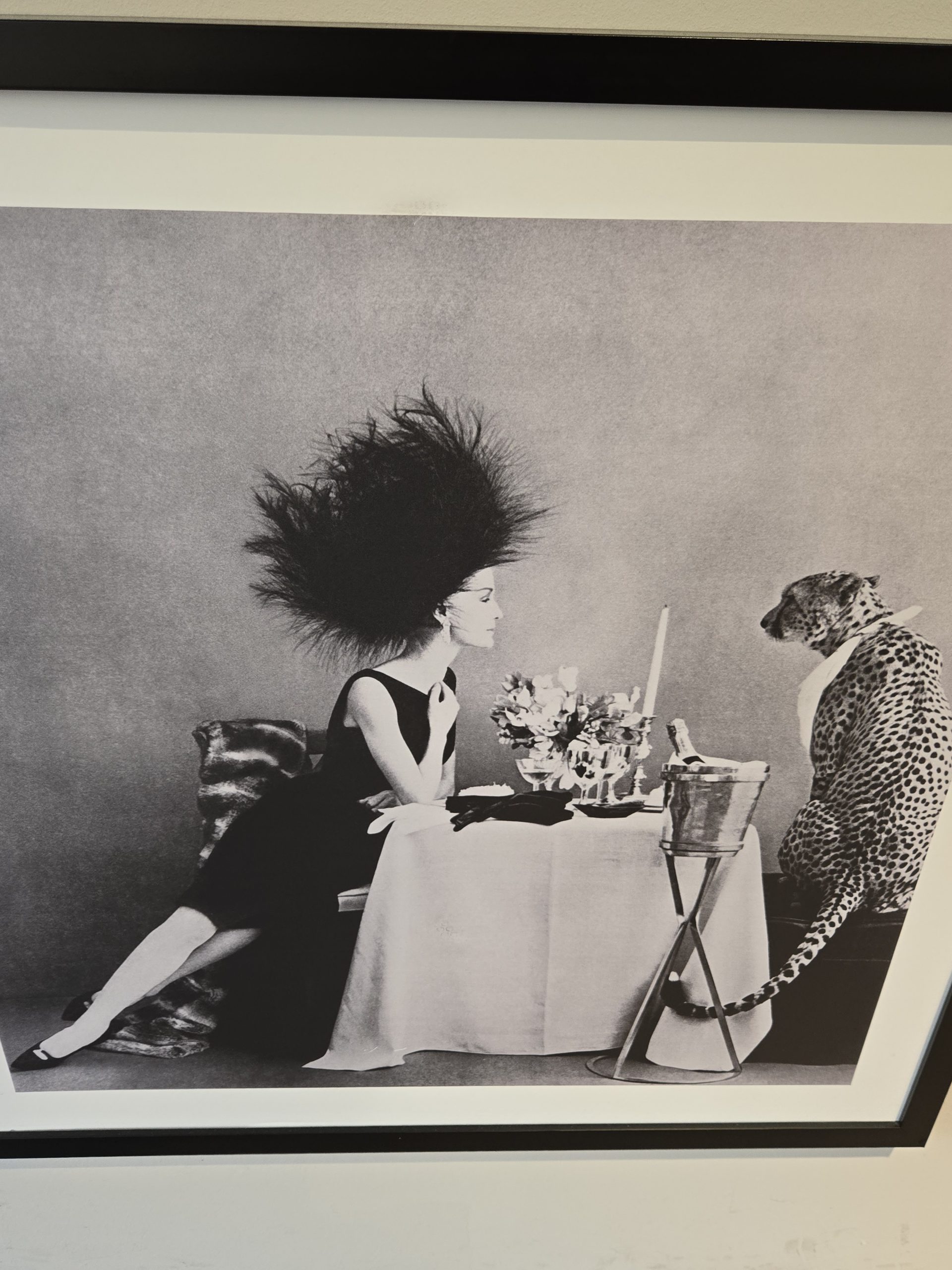 Gemäldeausschnitt, auf dem zwei junge Frauen in weißen, langen, wallenden Kleidern zu sehen sind