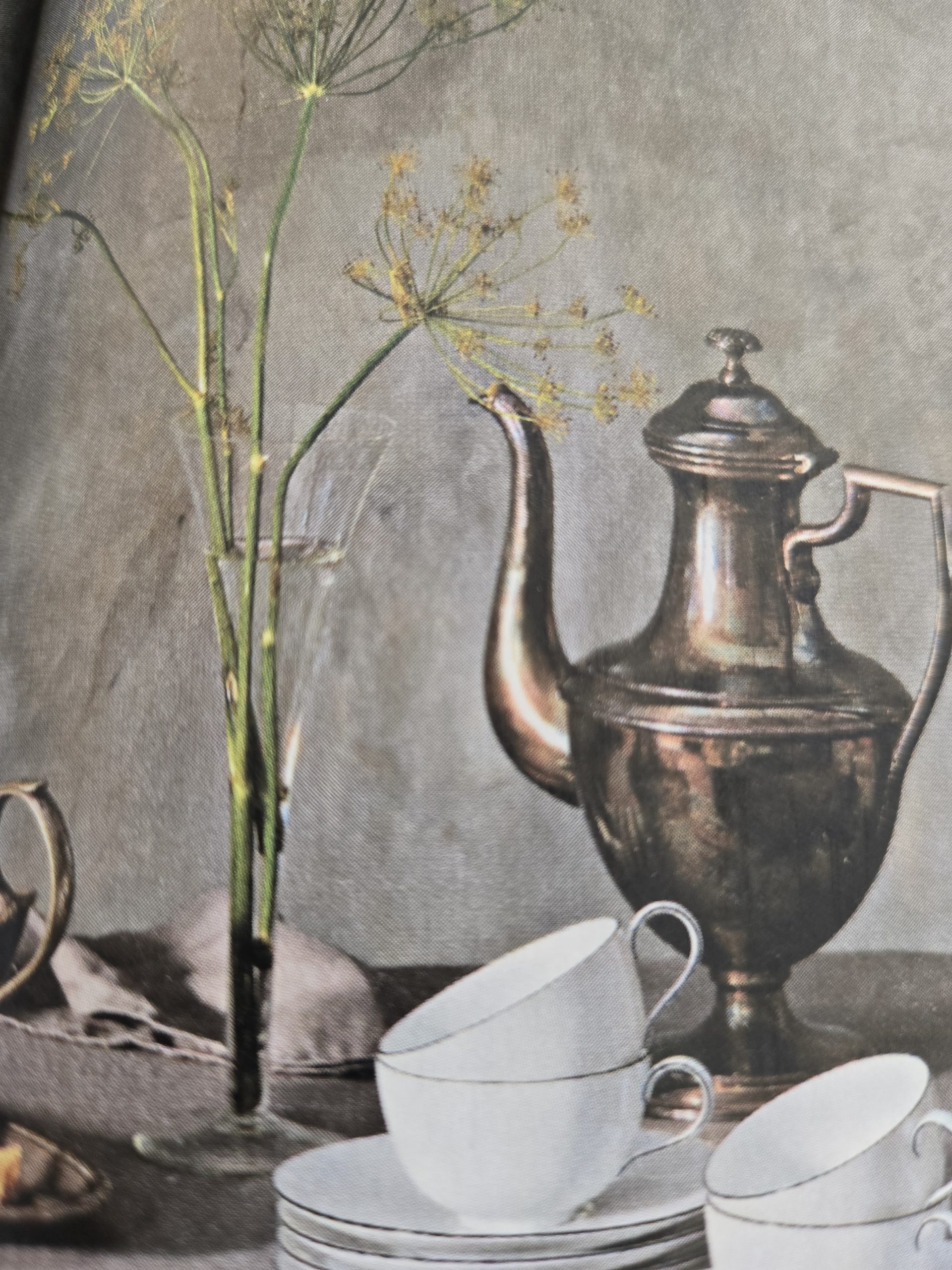 Gemäldeausschnitt, auf dem zwei junge Frauen in weißen, langen, wallenden Kleidern zu sehen sind