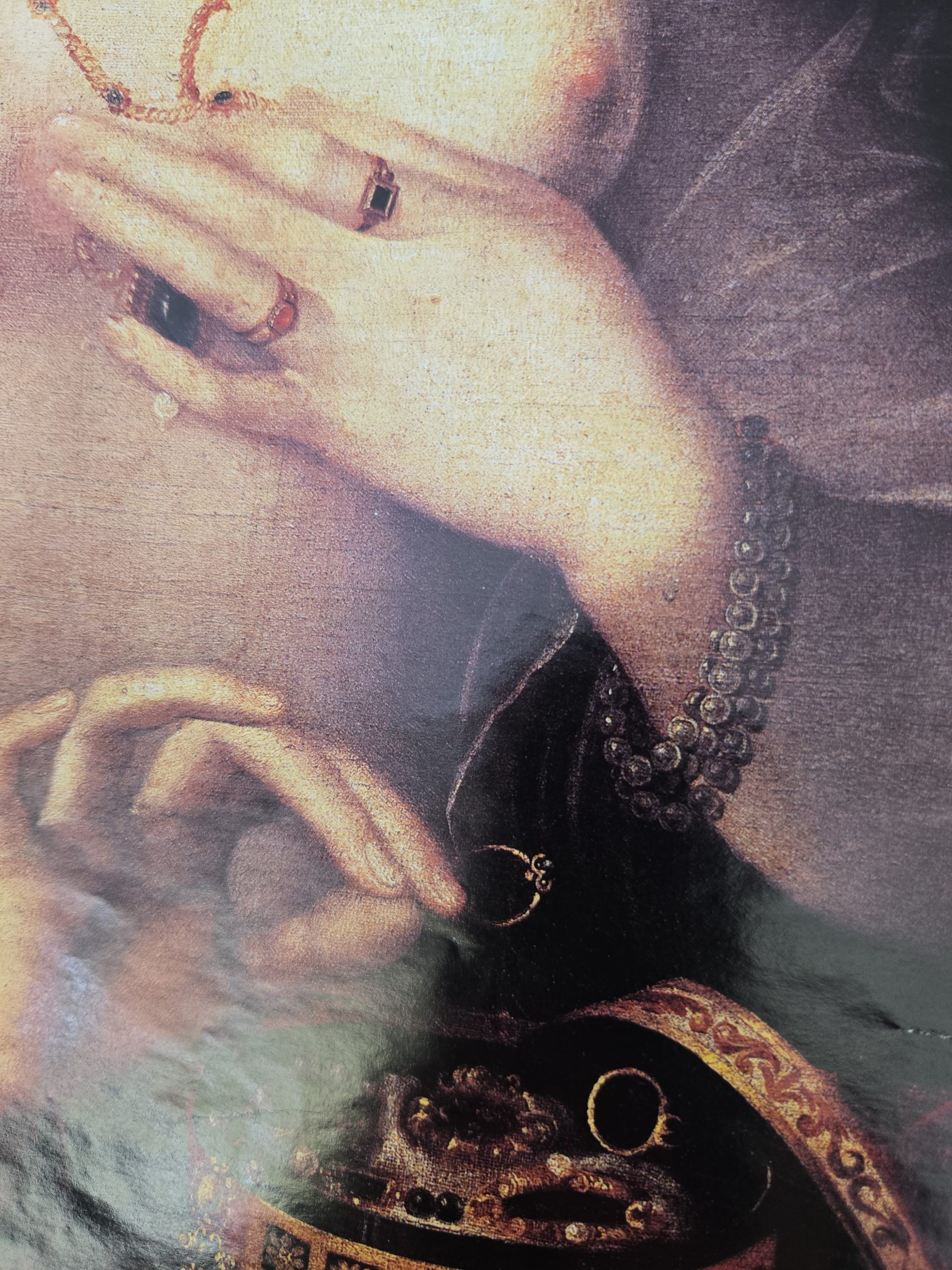 Gemäldeausschnitt, auf dem zwei junge Frauen in weißen, langen, wallenden Kleidern zu sehen sind