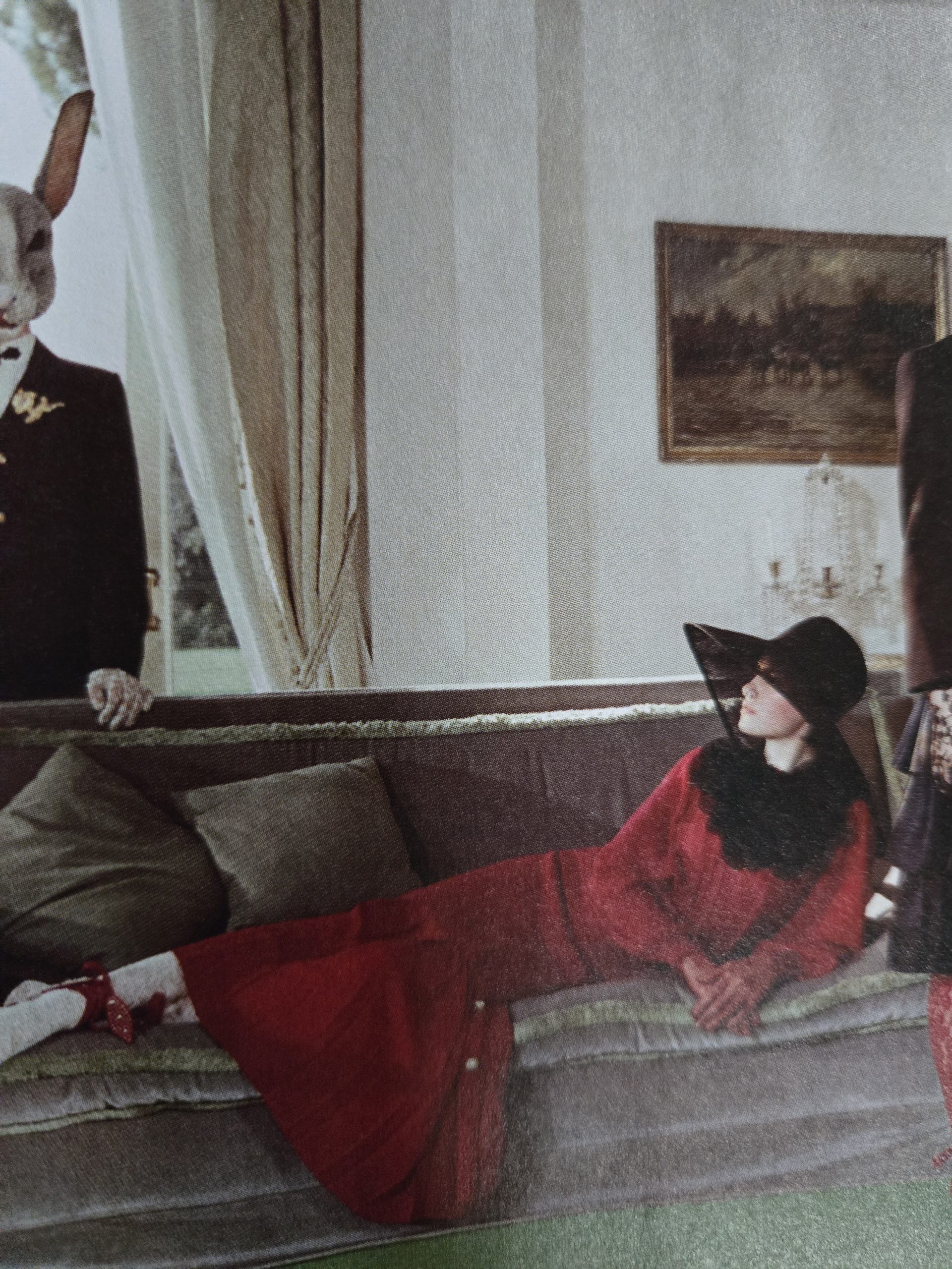 Gemäldeausschnitt, auf dem zwei junge Frauen in weißen, langen, wallenden Kleidern zu sehen sind