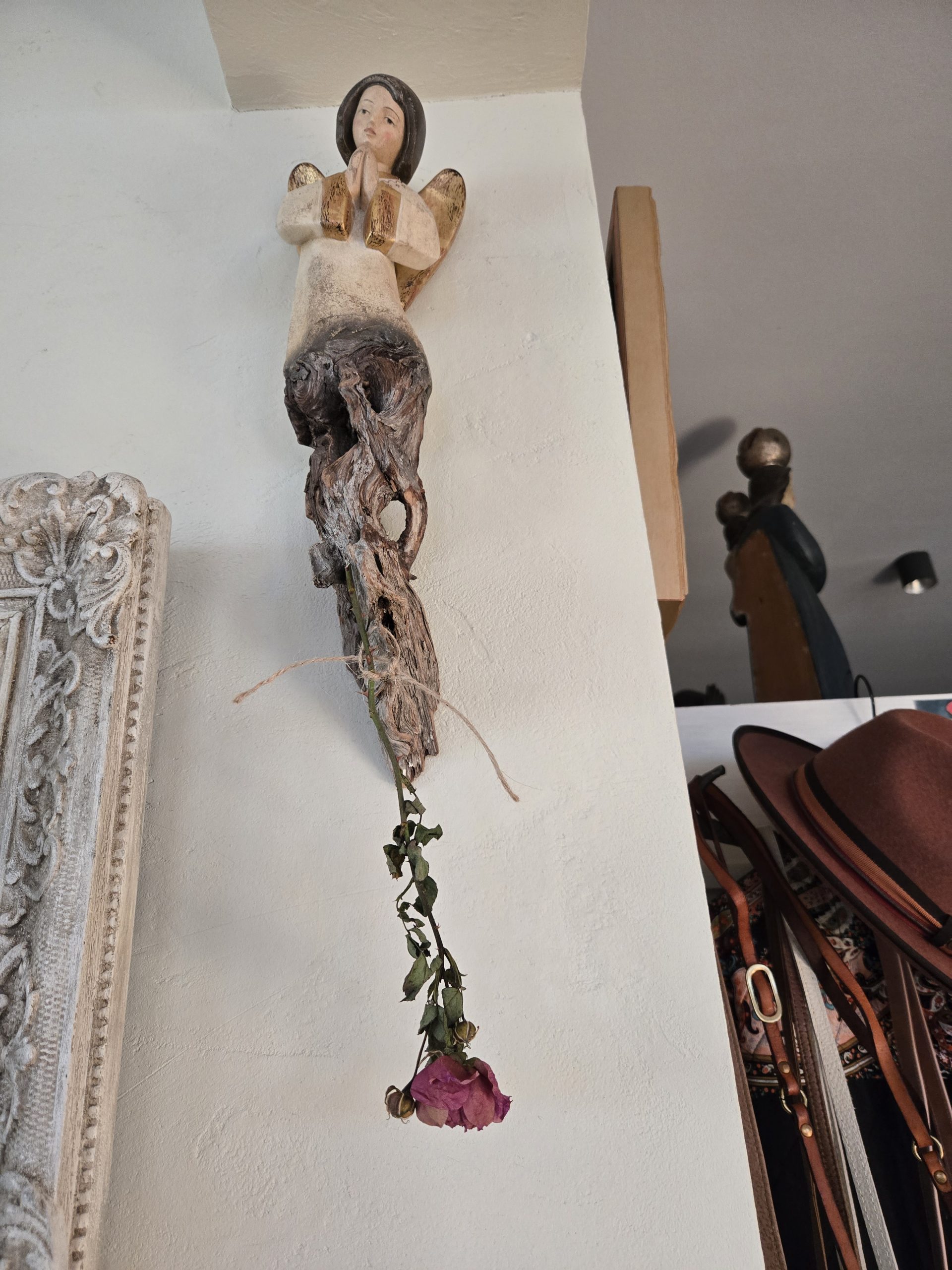 Porzellanbrosche, auf der mit Sektgläsern angestoßen wird