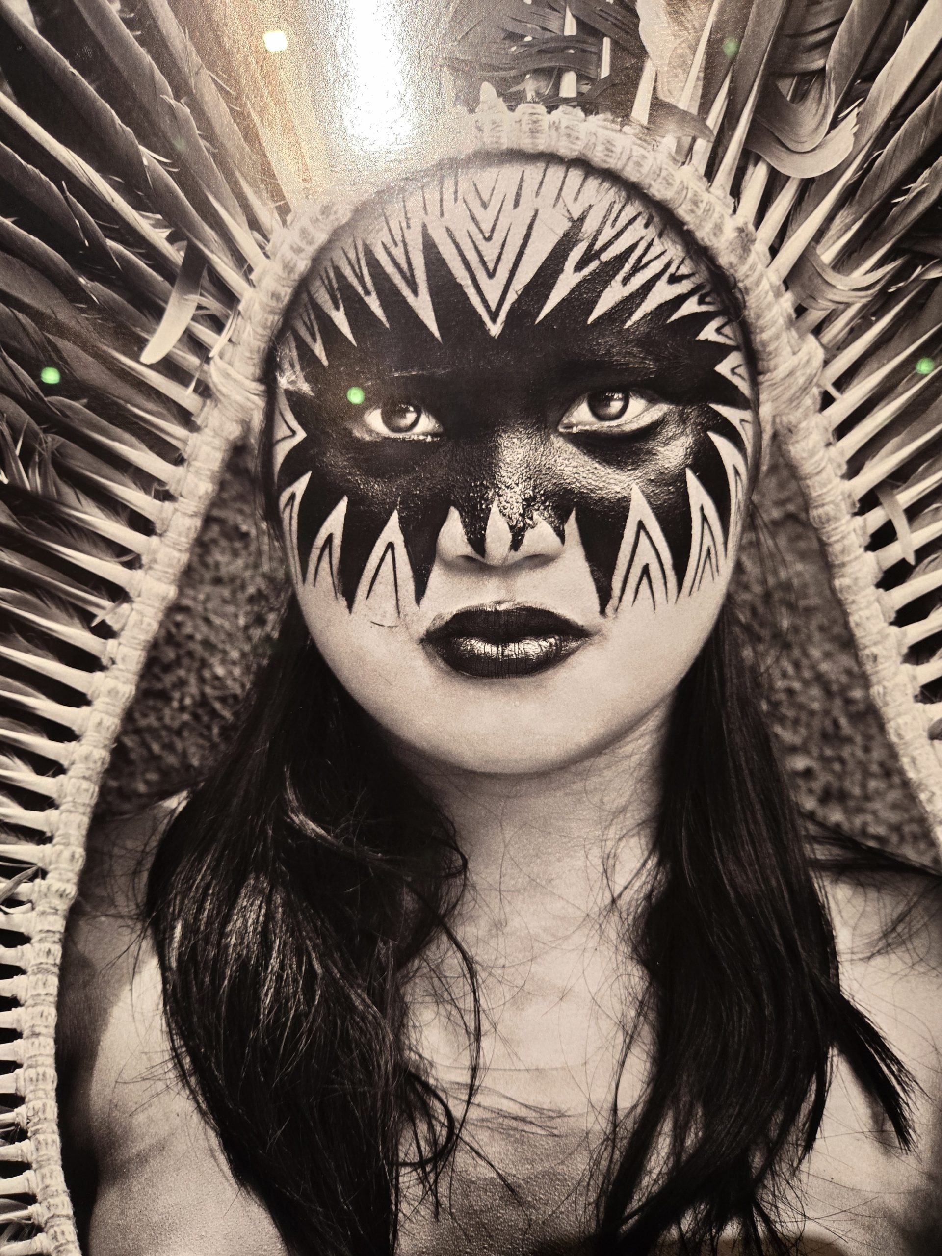 Porzellanbrosche, auf der mit Sektgläsern angestoßen wird