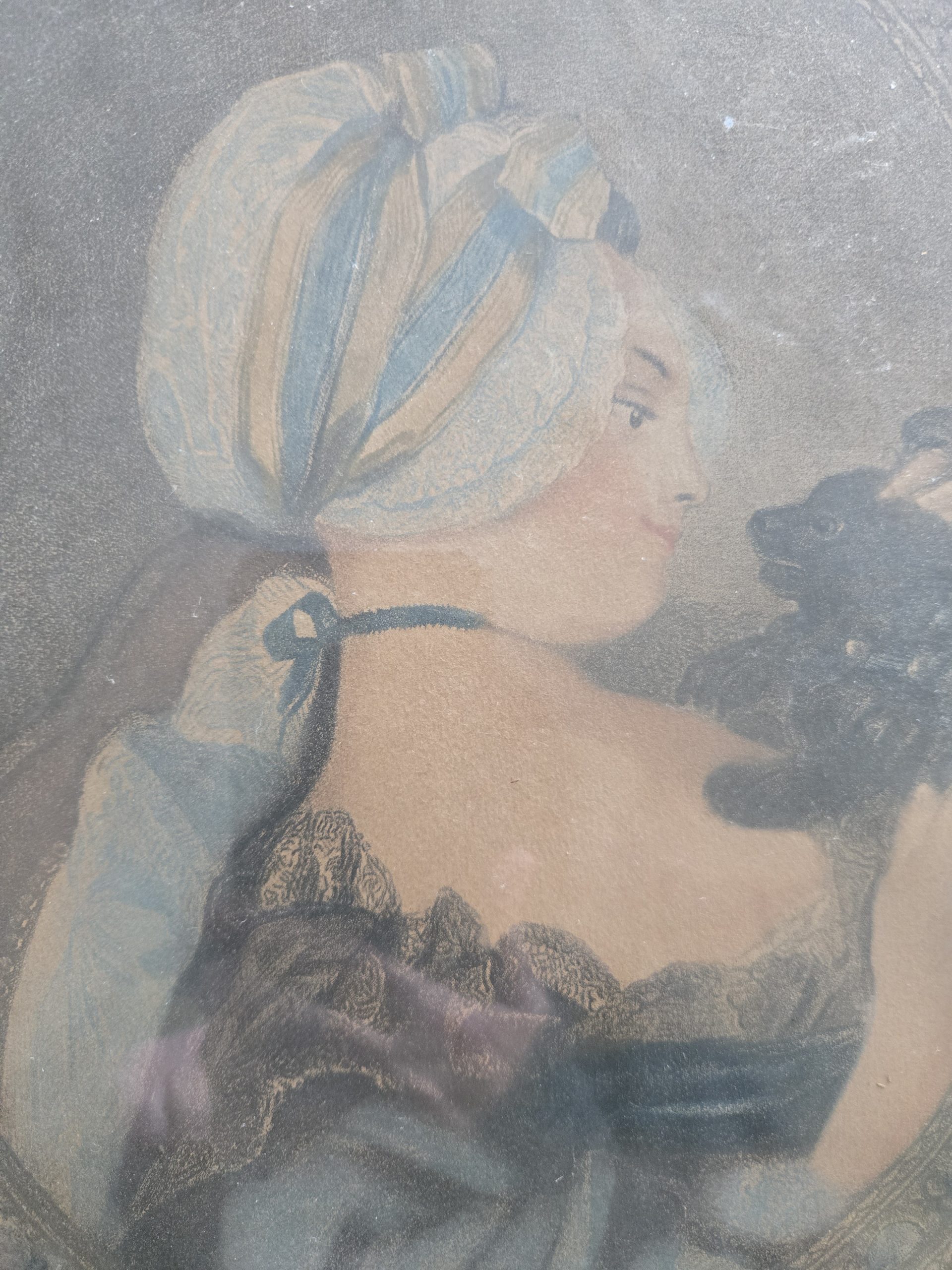 Porzellanbrosche, auf der mit Sektgläsern angestoßen wird