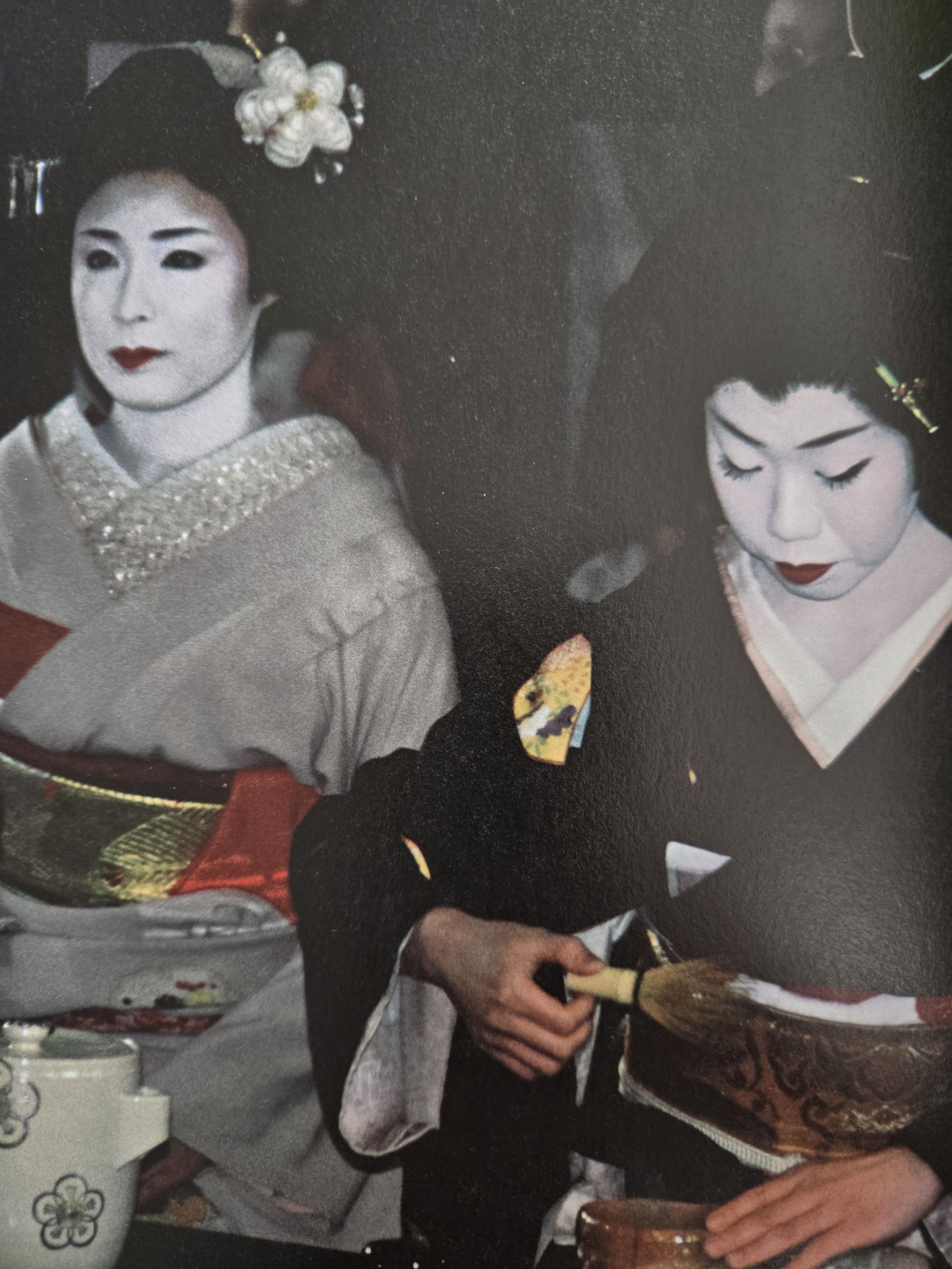 Porzellanbrosche, auf der mit Sektgläsern angestoßen wird