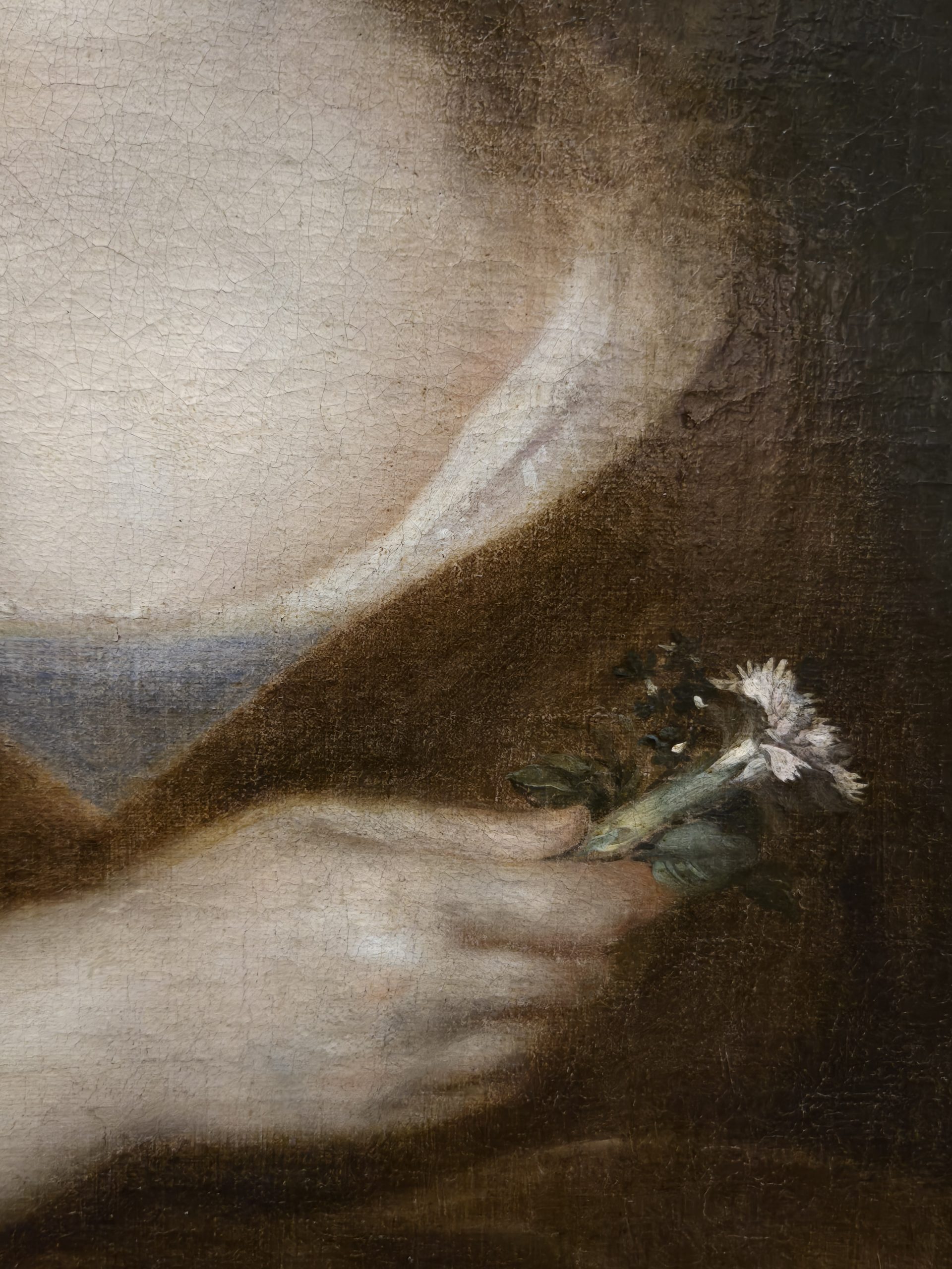 Porzellanbrosche, auf der mit Sektgläsern angestoßen wird