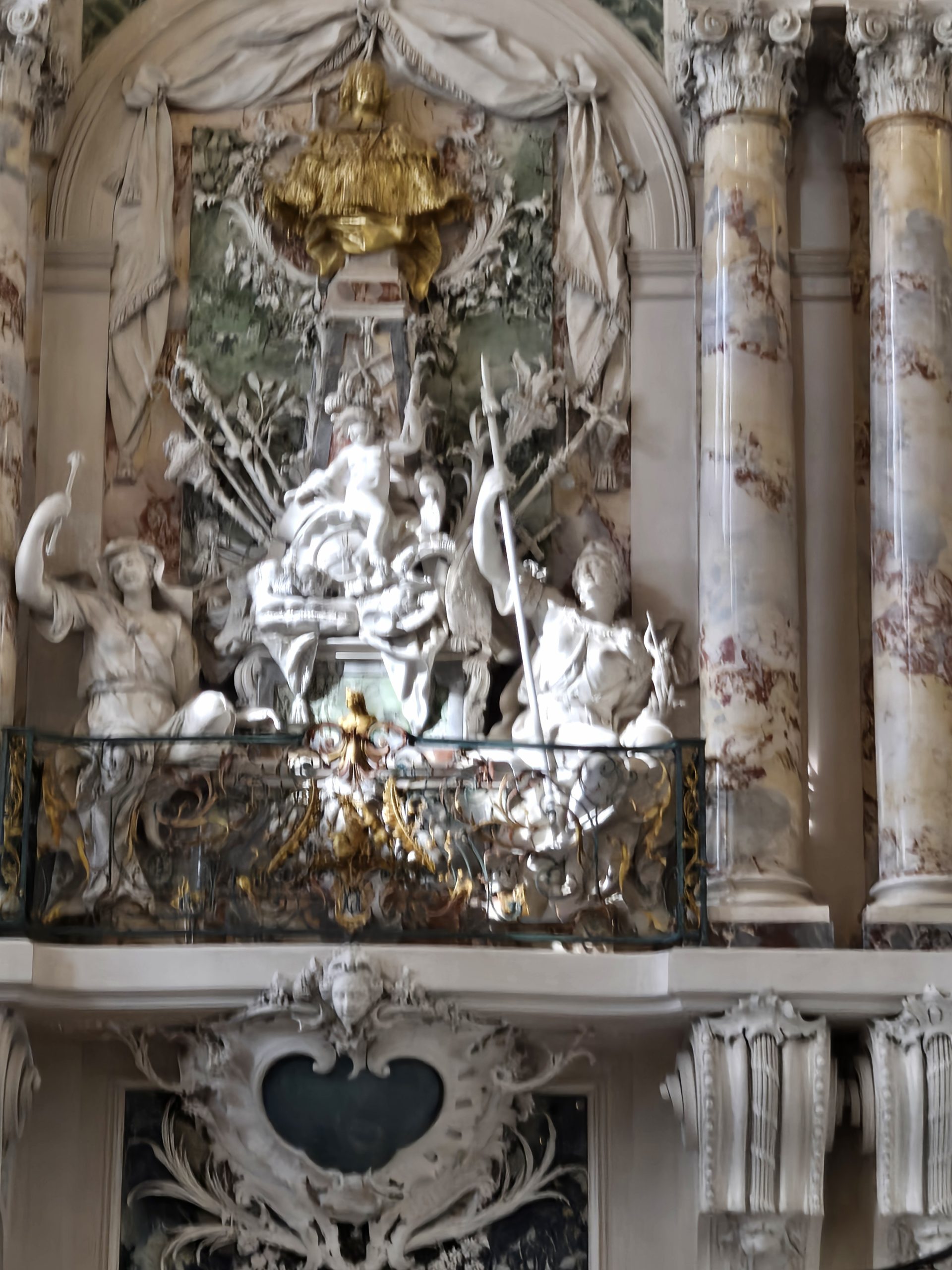 Porzellanbrosche, auf der mit Sektgläsern angestoßen wird