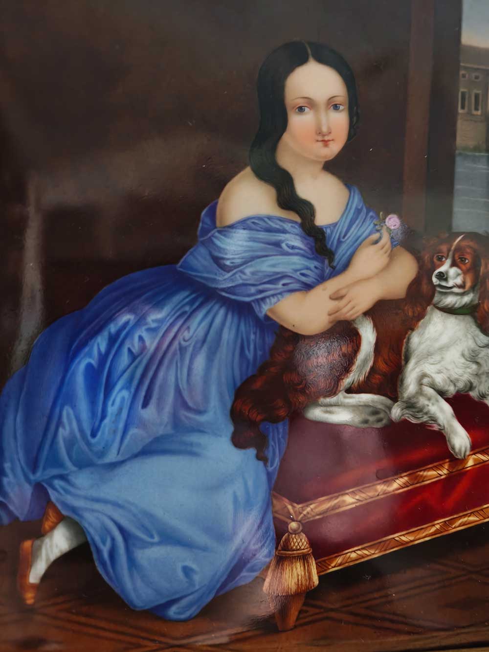 Barocke Frau im blauen Kleid und Hund
