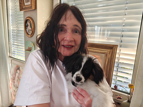 Maria Weber mit kleinem, schwarz-weißem Hund auf dem Arm