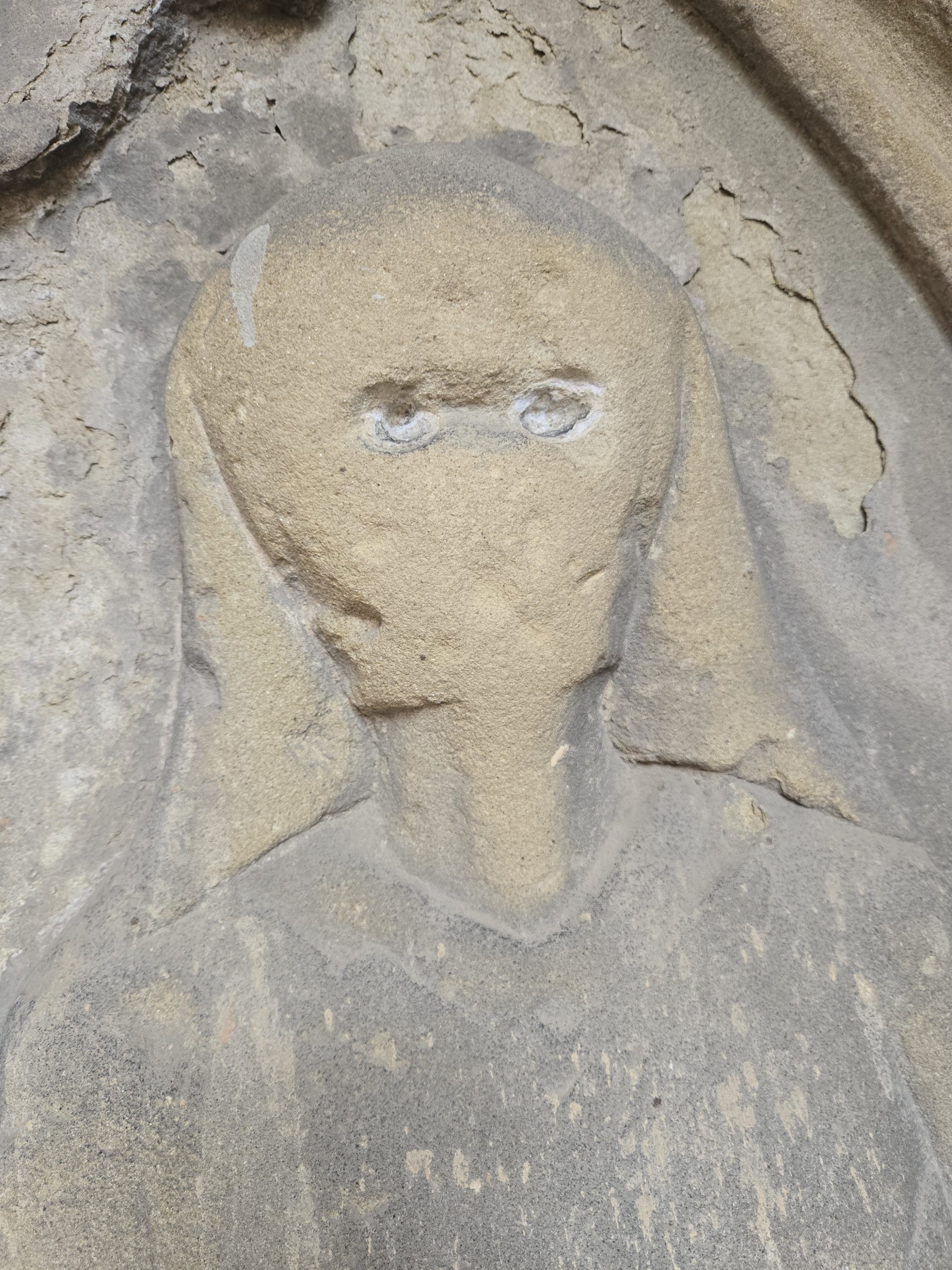 Lemur-Plastik vor einem Gemälde